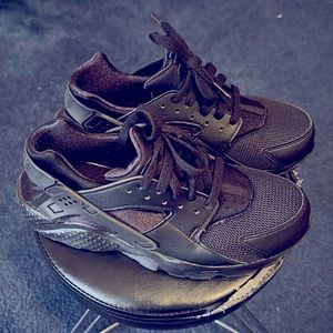 Black Nike huarache sneakers Size 7 youth